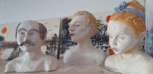 Sculptures de bustes en céramique, réalisées par les adhérentes de la maison des Tulipes à Osny dans le Val d'Oise (95, Ile de France) par des malades du cancer